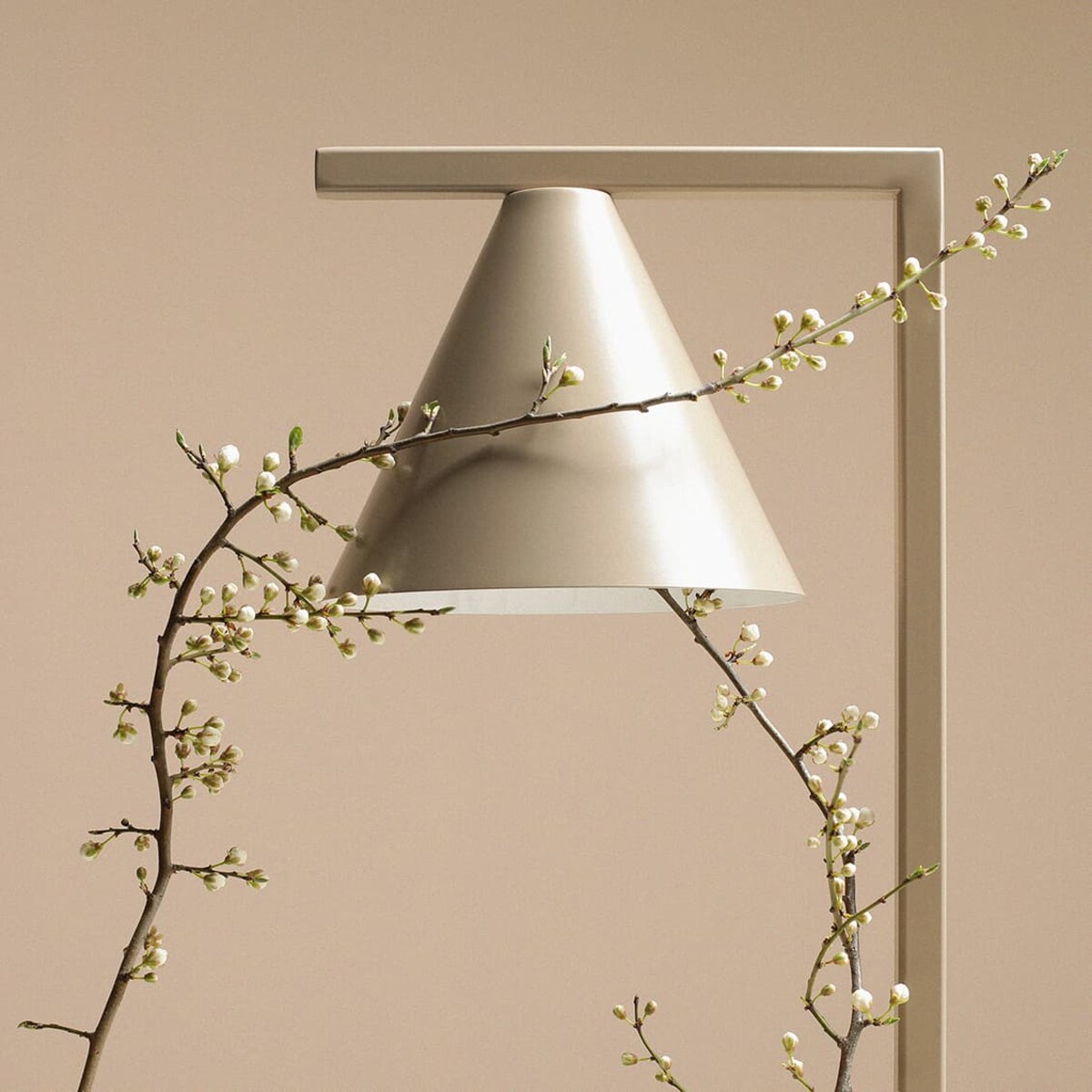 Gabinetowa lampa na biurko Form 1108B17 Aldex metalowy stożek beżowy