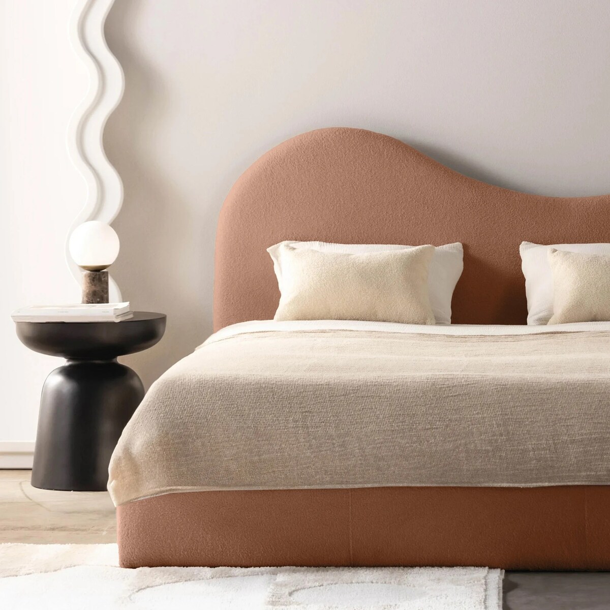 Łóżko tapicerowane 160x200 cm miedziane bouclé Vibo
