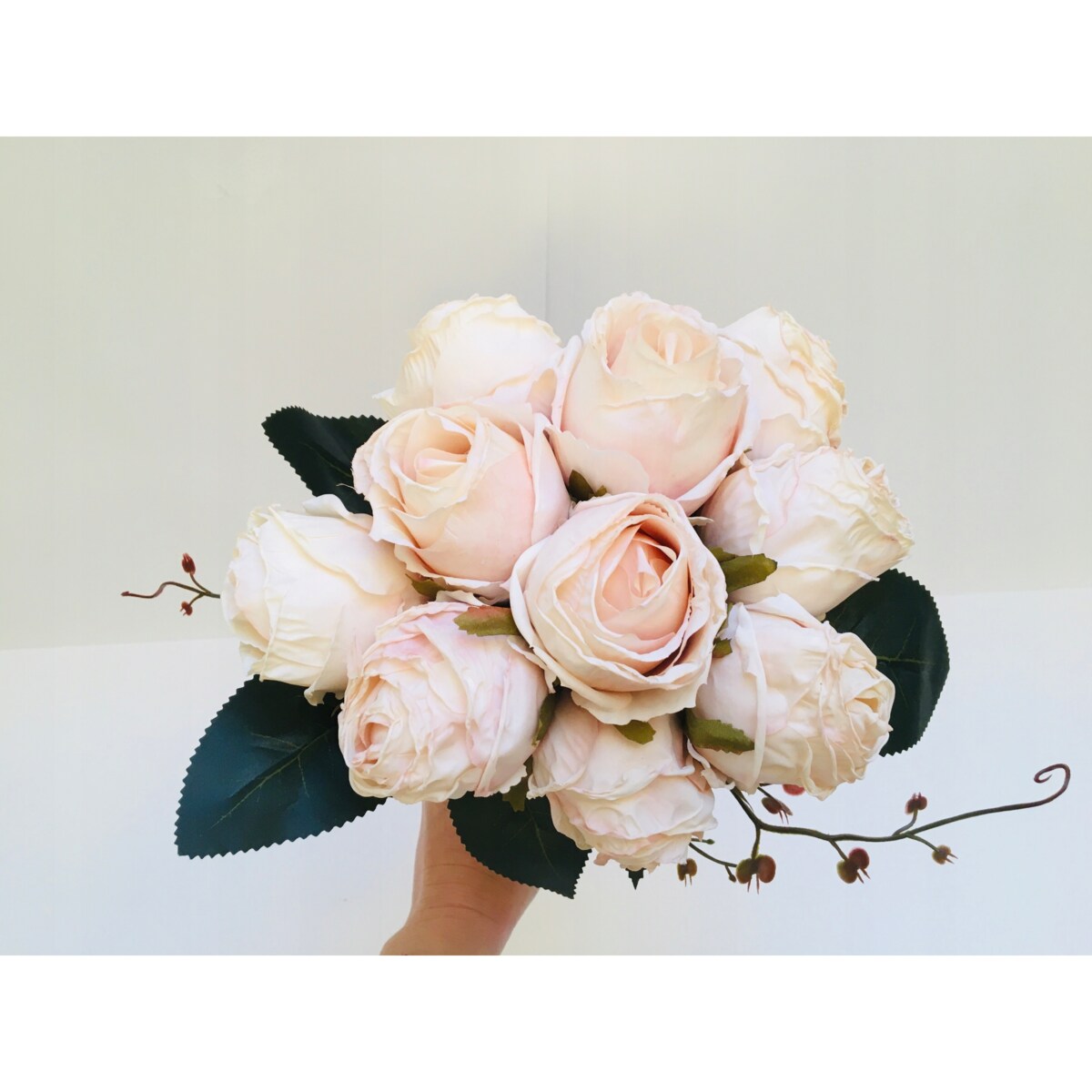 BUKIET róże sztuczne liście na stroik wiązanka do wazonu święta kremowe pik