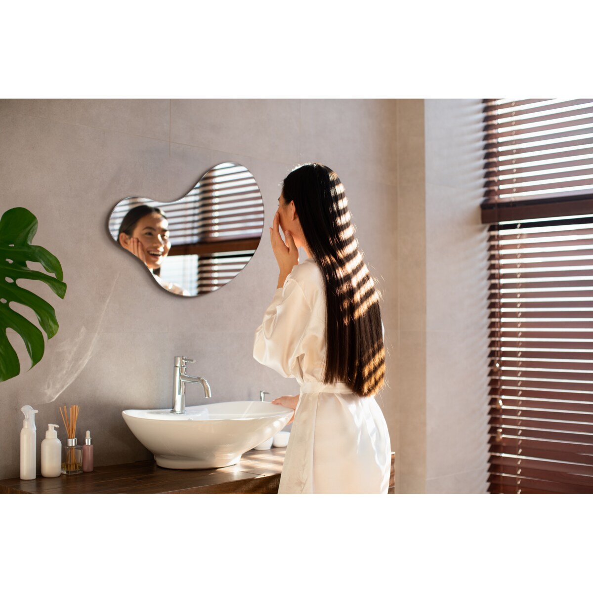 Lustro o płynnym kształcie 48,3x47,9 cm