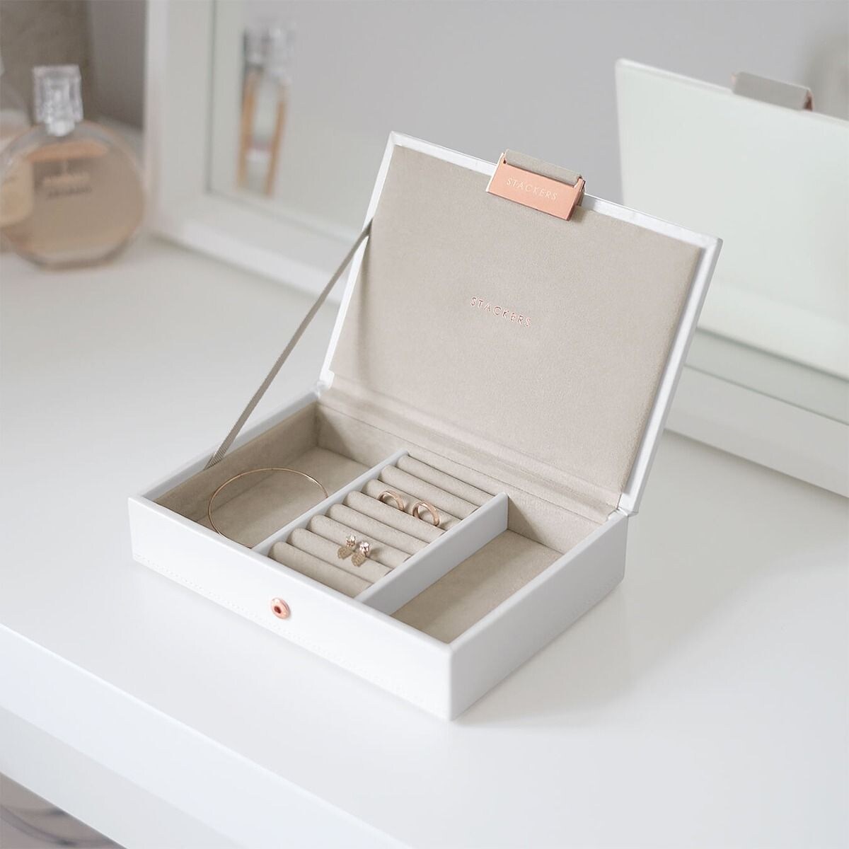 Szkatułka na biżuterię Stackers mini biało-beżowa z pokrywką miedziane zapięcie