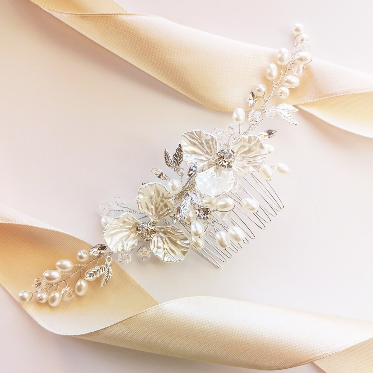 Grzebyk z perłowymI kwiatami srebrny do fryzury ślubnej