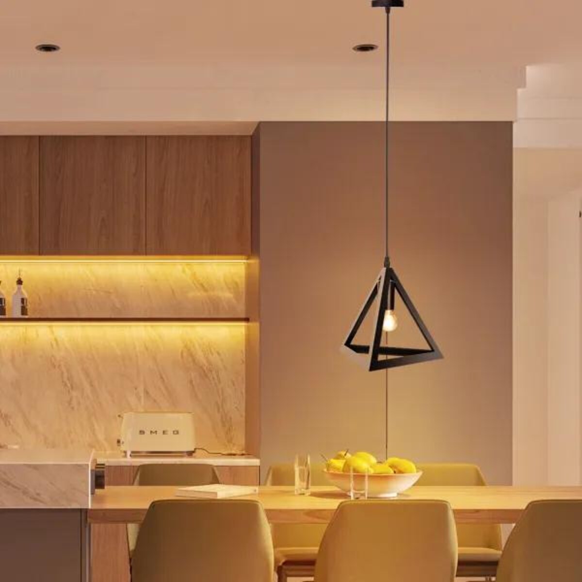 żelazna lampa wisząca piramida industrialna czarna e27