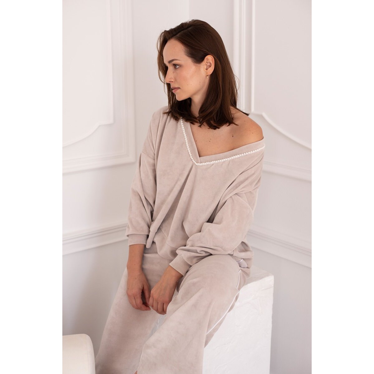 Welurowy zestaw beżowa bluza z perełkami przy dekolcie i spodnie - S/M