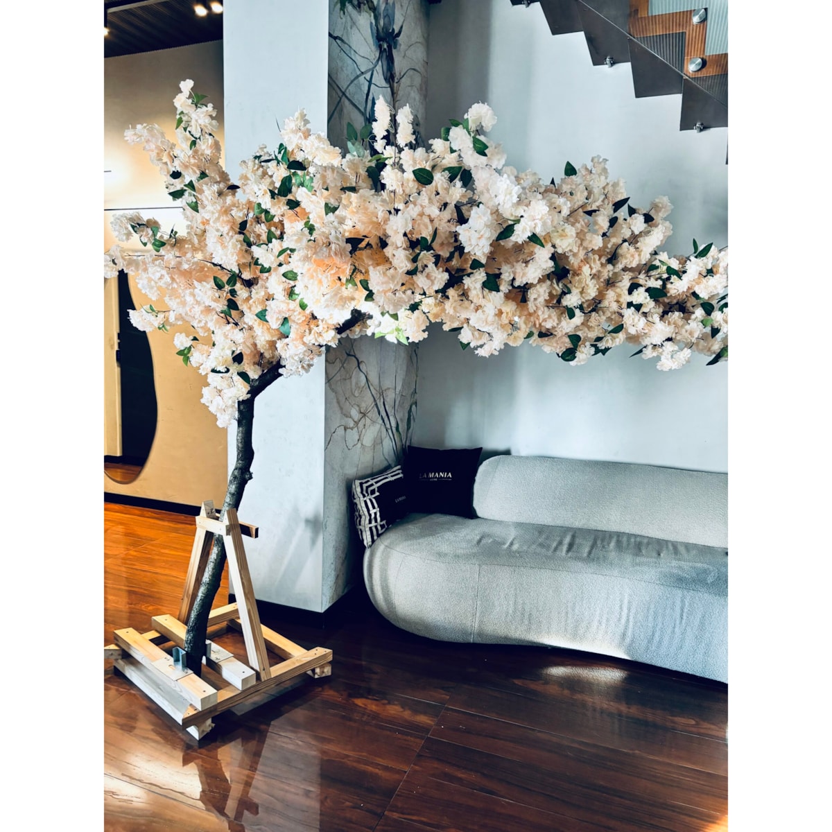 Drzewo kwitnącej wiśni z herbacianymi kwiatami na naturalnym pniu 220 cm