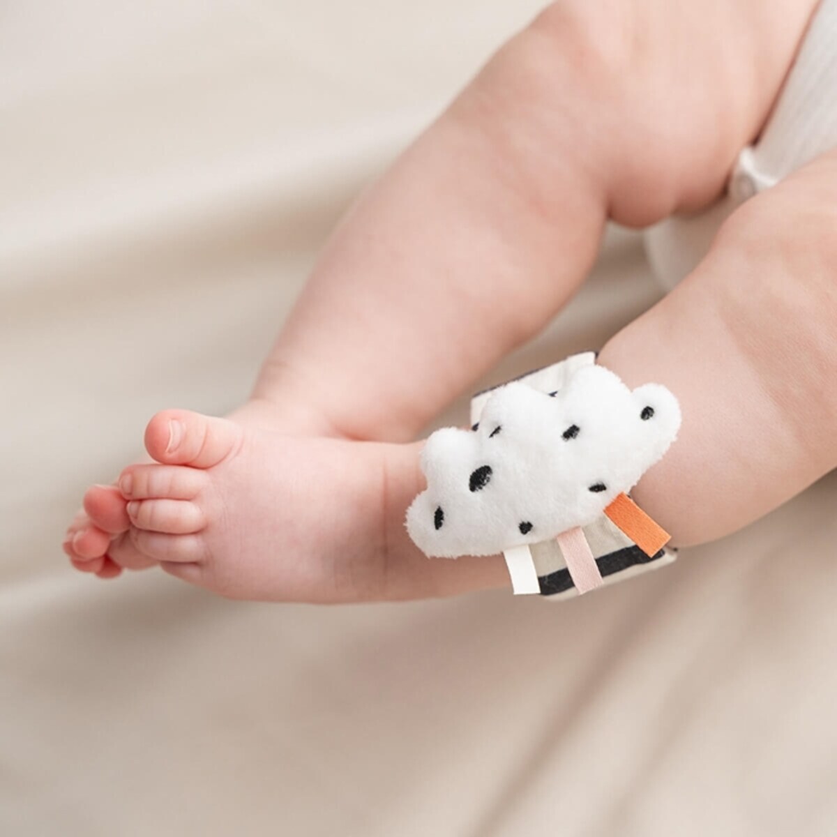 Done by Deer Zabawka na Rączkę 2 szt Happy Clouds Powder