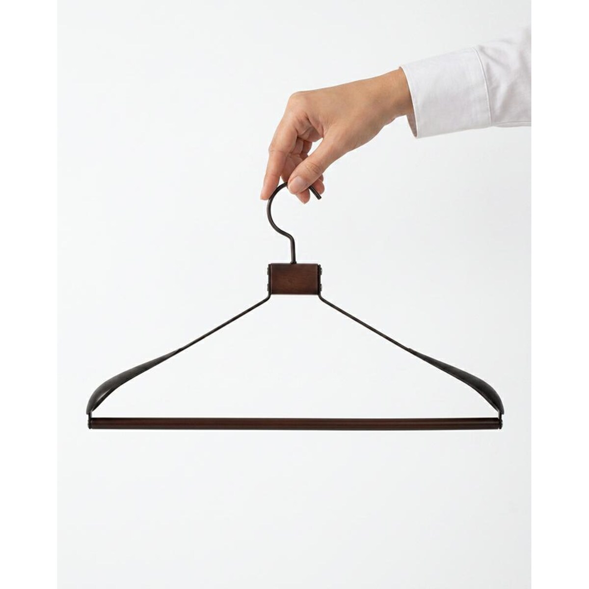 Zestaw 4 drewnianych wieszaków na ubrania SHP SOLID czarny