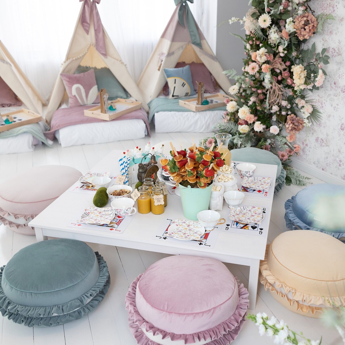 Różowa poduszka z velvetu z aplikacją króliczych uszu