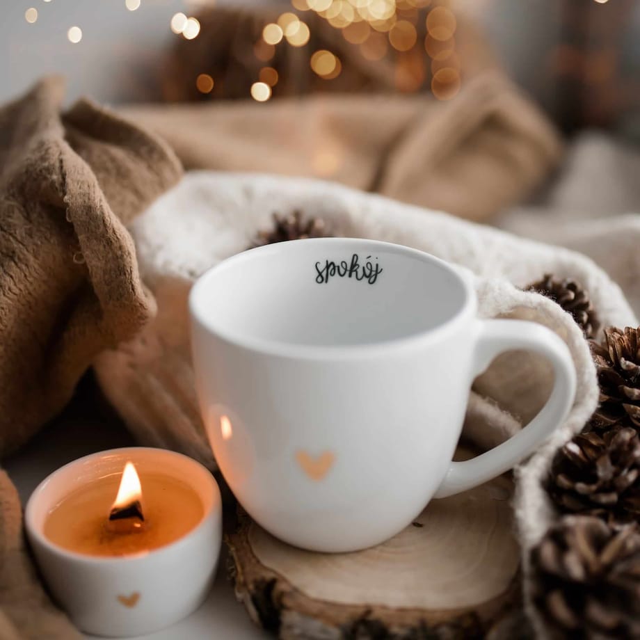 Biały kubek porcelanowy 300 ml - motyw złotego serca z napisem Spokój dla bliskiej osoby na każdą okazję