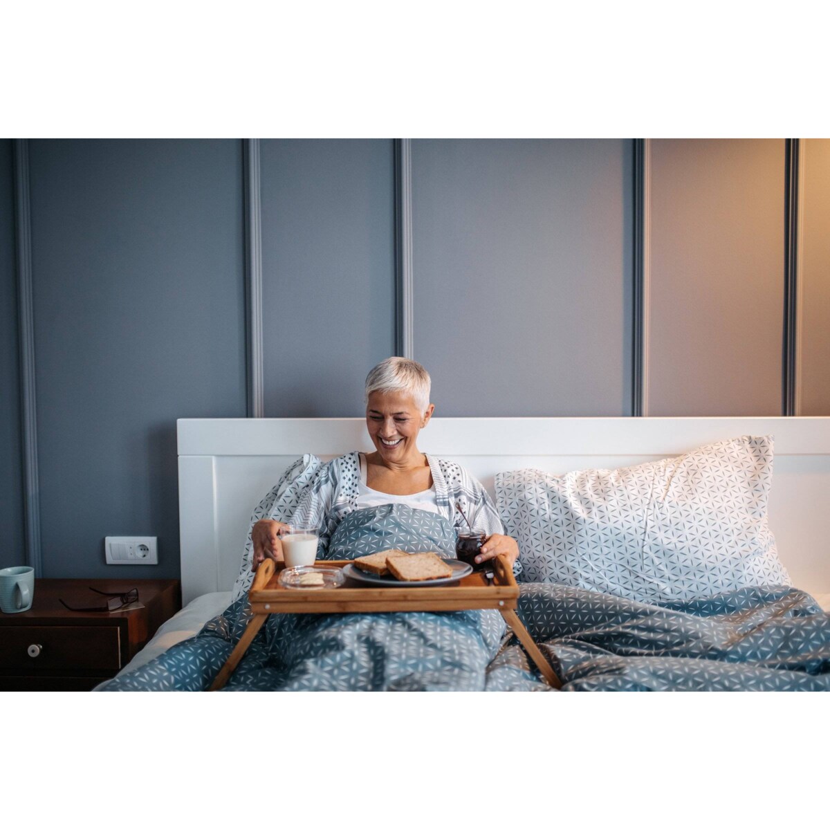 Stolik śniadaniowy, bambusowa taca z nóżkami, 50x30 cm