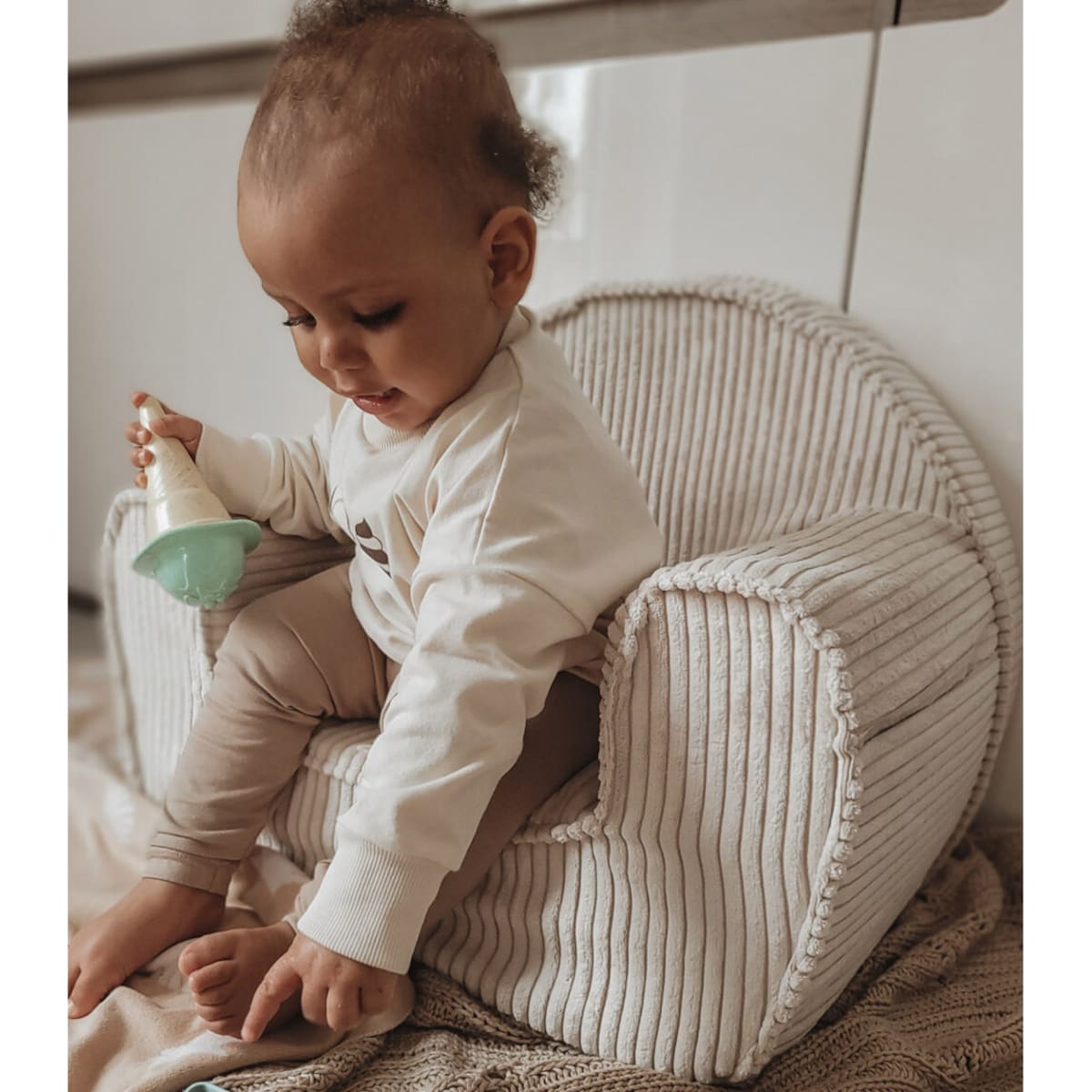 Off white – fotelik dla dzieci