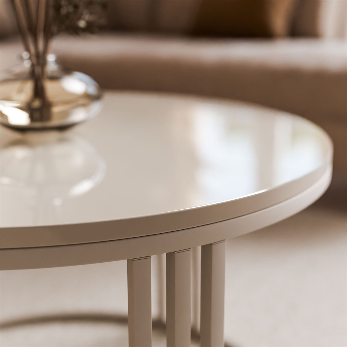 Okrągły stolik kawowy LORI POŁYSK na kaszmirowym stelażu, blat kaszmir połysk