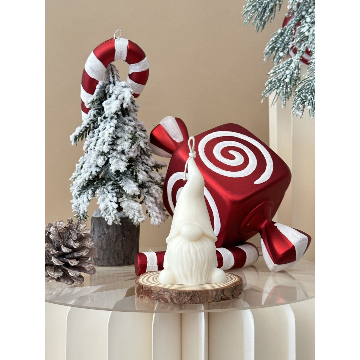 Mały świąteczny skrzat z wosku sojowego – świeca dekoracyjna