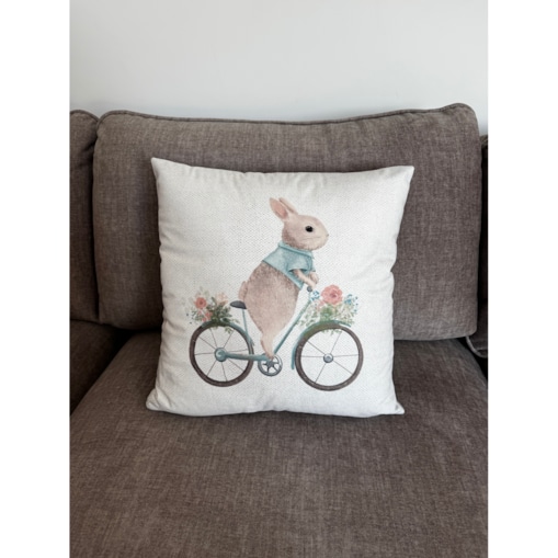 Wielkanocna poszewka dekoracyjna z weluru 45x45 Zajączek na rowerze