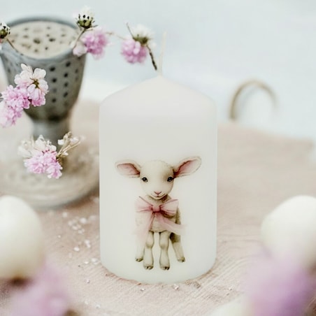 Świeca wielkanocna z barankiem – ozdobna dekoracja świąteczna
