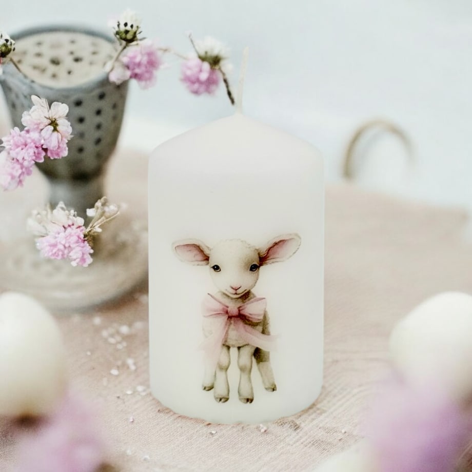 Świeca wielkanocna z barankiem – ozdobna dekoracja świąteczna