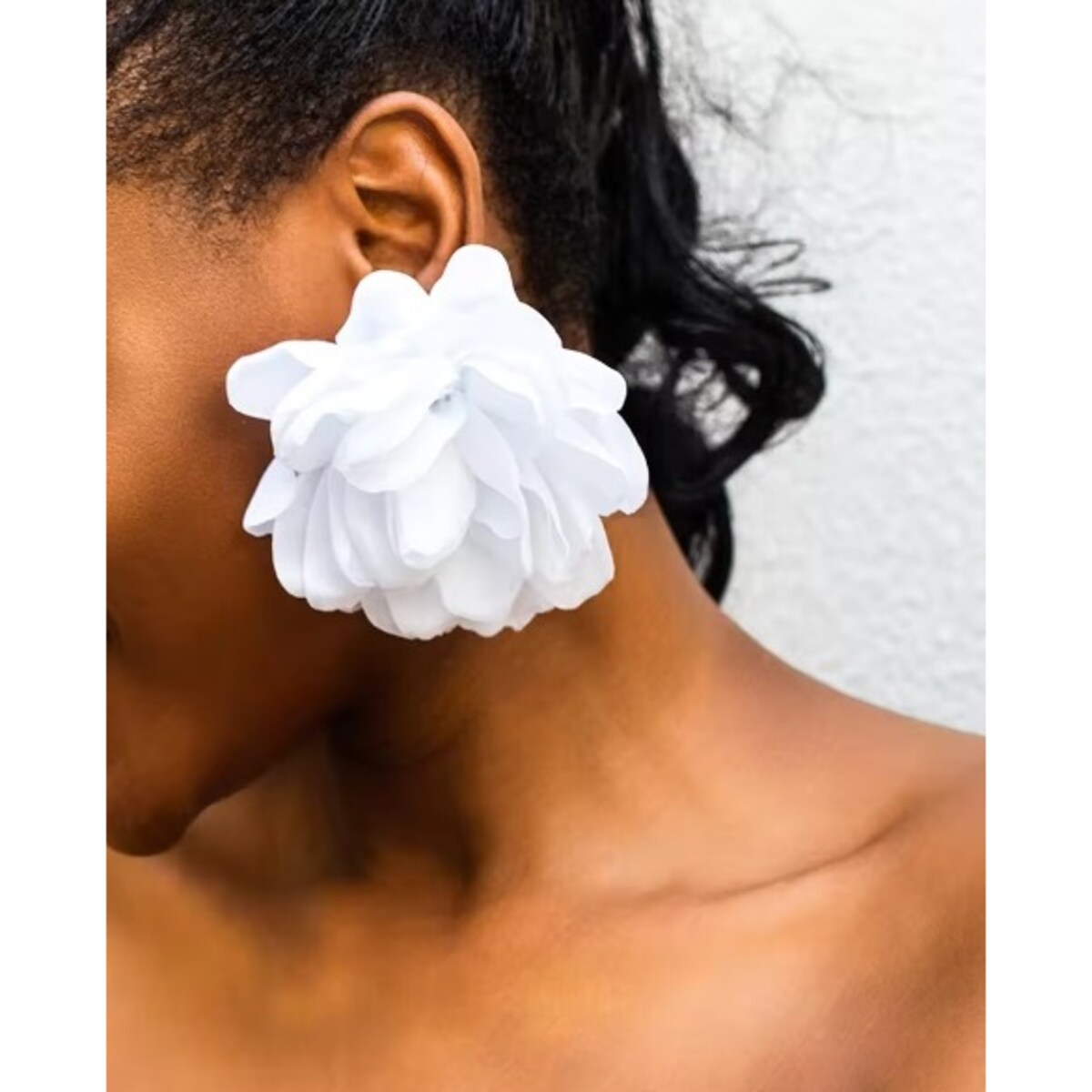 Kolczyki białe kwiatowe satynowe płatki