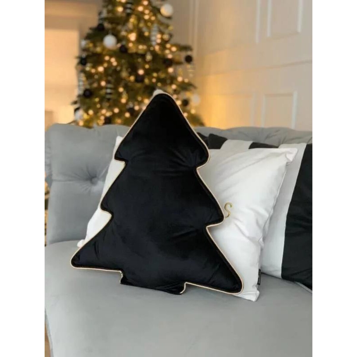 Czarna poduszka świąteczna - choinka