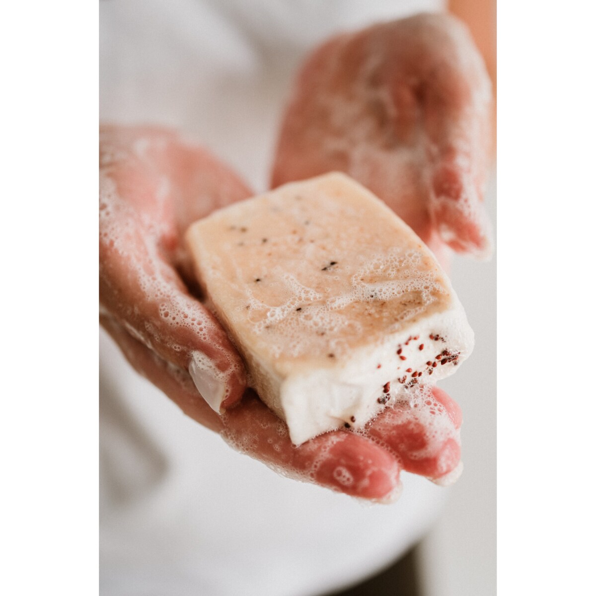 Peelingujące naturalne mydło z nasionami żurawiny - Natural peeling soap with cranberry seeds