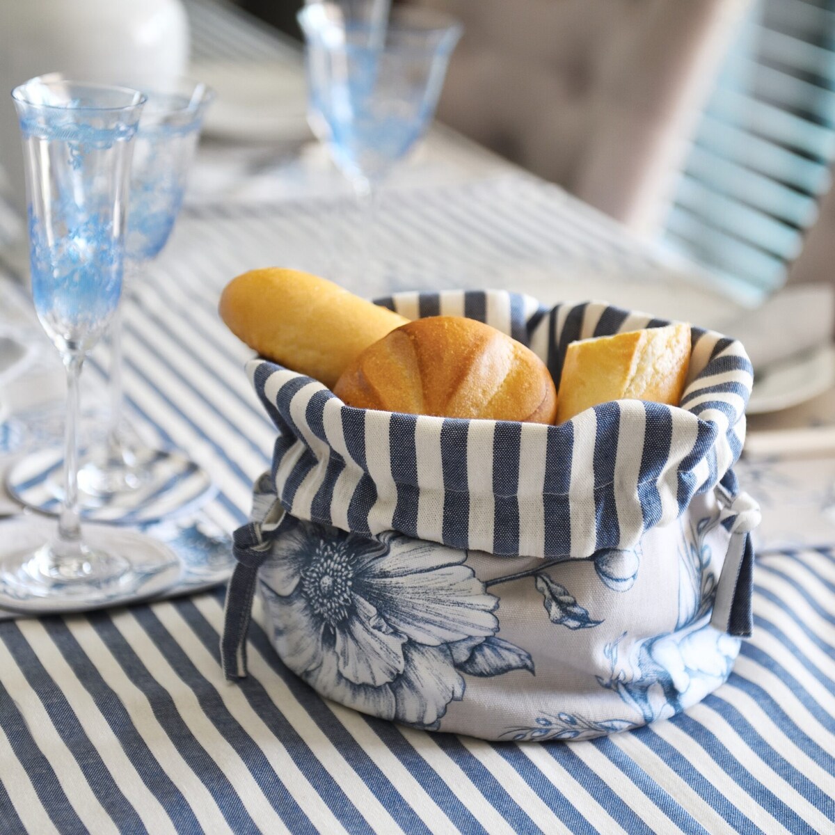 Chlebaczek z motywem kwiatowym Blossom Blue & Stripes