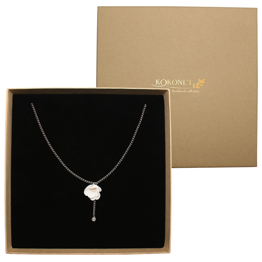 Subtelny naszyjnik ślubny z kwiatem V srebrny boho