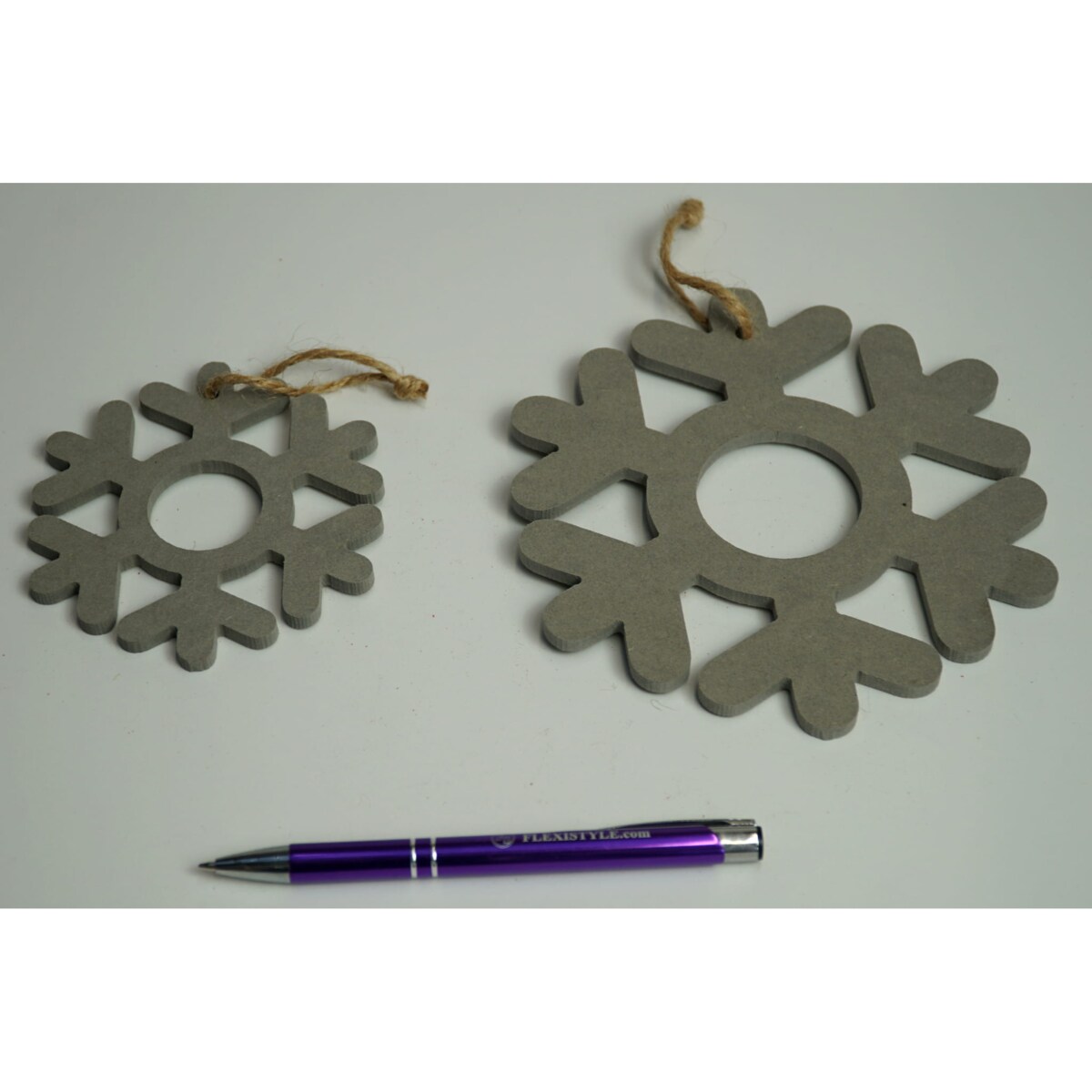 Drewniane ozdoby świąteczne do domu Śnieżynki szare 4szt.