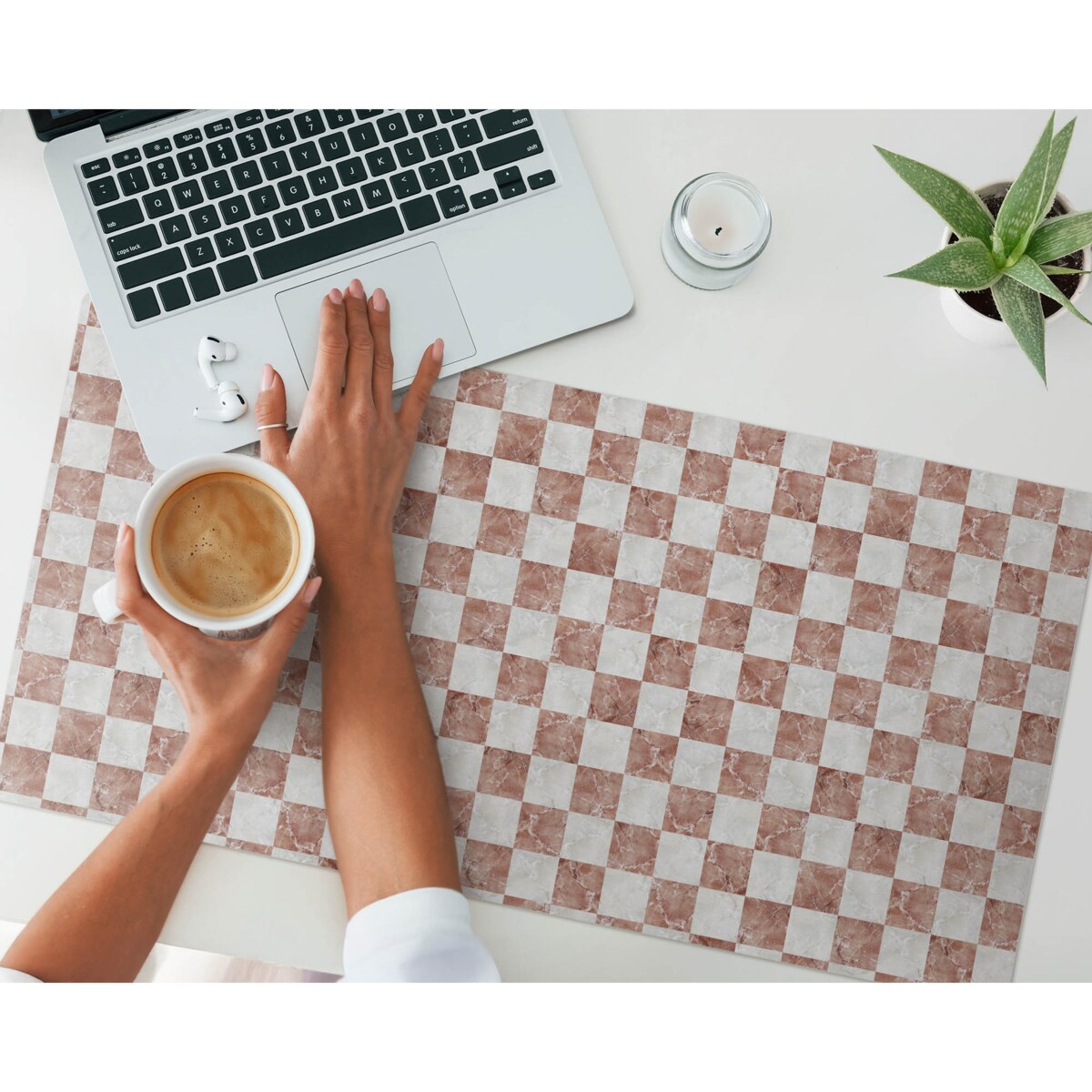 Brązowa mata na biurko Marmurowa szachownica, 90x45 cm
