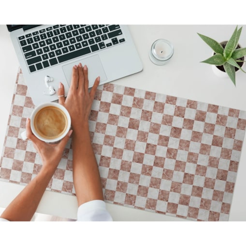 Brązowa mata na biurko Marmurowa szachownica, 90x45 cm