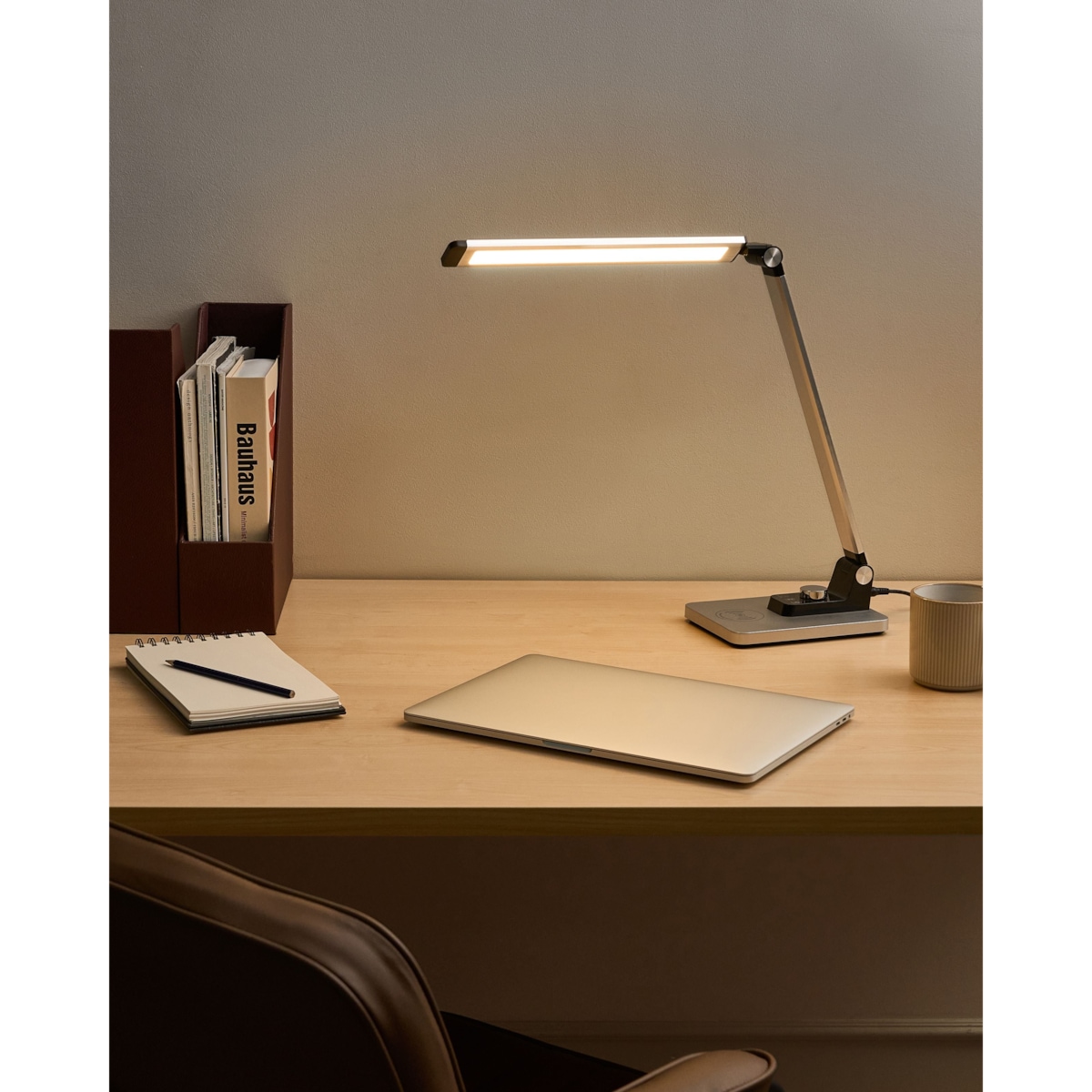 Lampa biurkowa LED ENIF Z ładowarką indukcyjną Srebrny