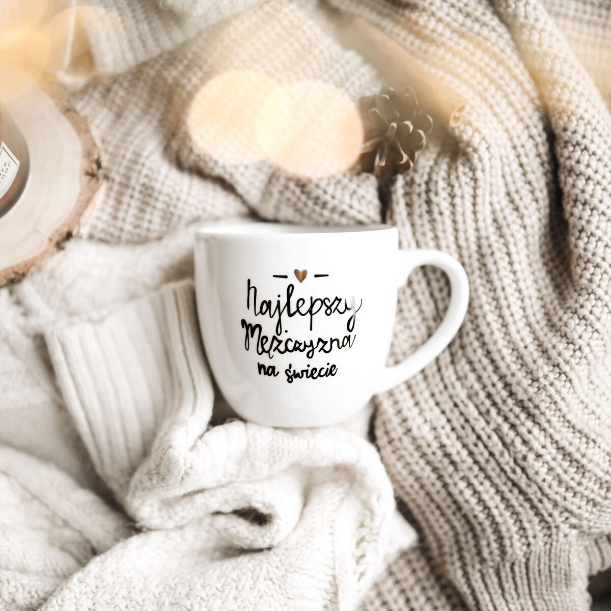 Biały kubek porcelanowy 300 ml - Złote serce i napis najlepszy mężczyzna na świecie na dzień mężczyzny dla mężczyzny