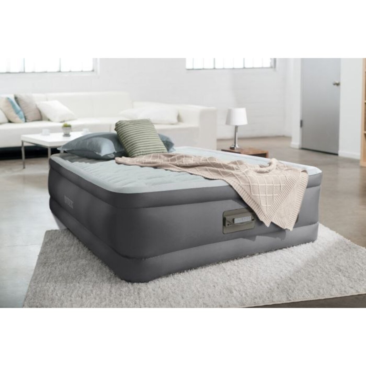 Materac welurowy z pompką 191x137x46 cm INTEX