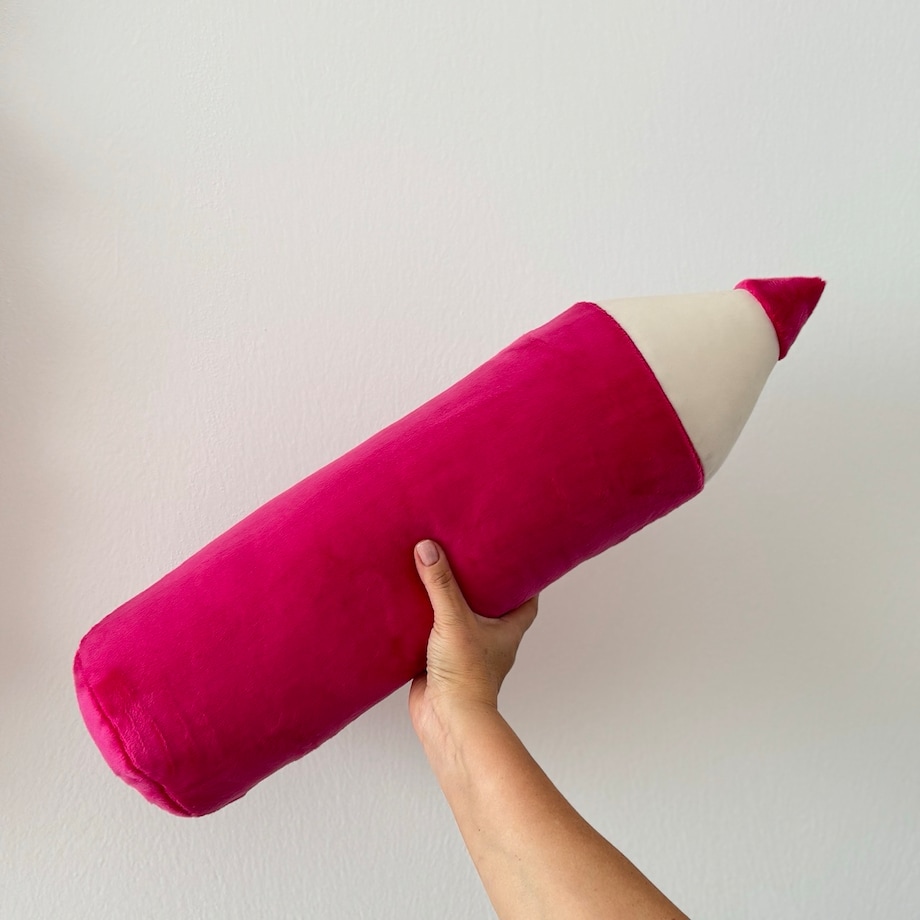 Poduszka w kształcie kredki kredka fuksja