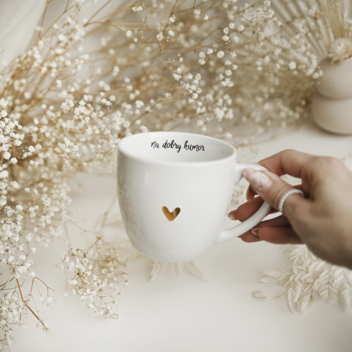Biały kubek porcelanowy 300 ml - motyw złotego serca dla przyjaciółki na urodziny