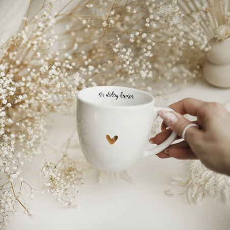 Biały kubek porcelanowy 300 ml - motyw złotego serca dla przyjaciółki na urodziny