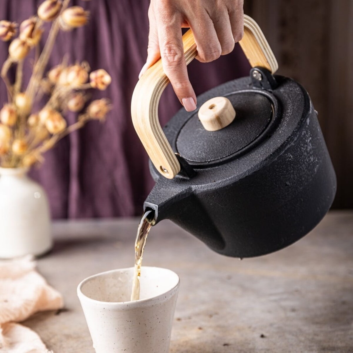 Czajniczek żeliwny Zaparzacz do herbaty z drewnianym uchwytem 1.3L KINGHOFF