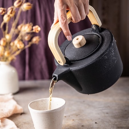 Czajniczek żeliwny Zaparzacz do herbaty z drewnianym uchwytem 1.3L KINGHOFF