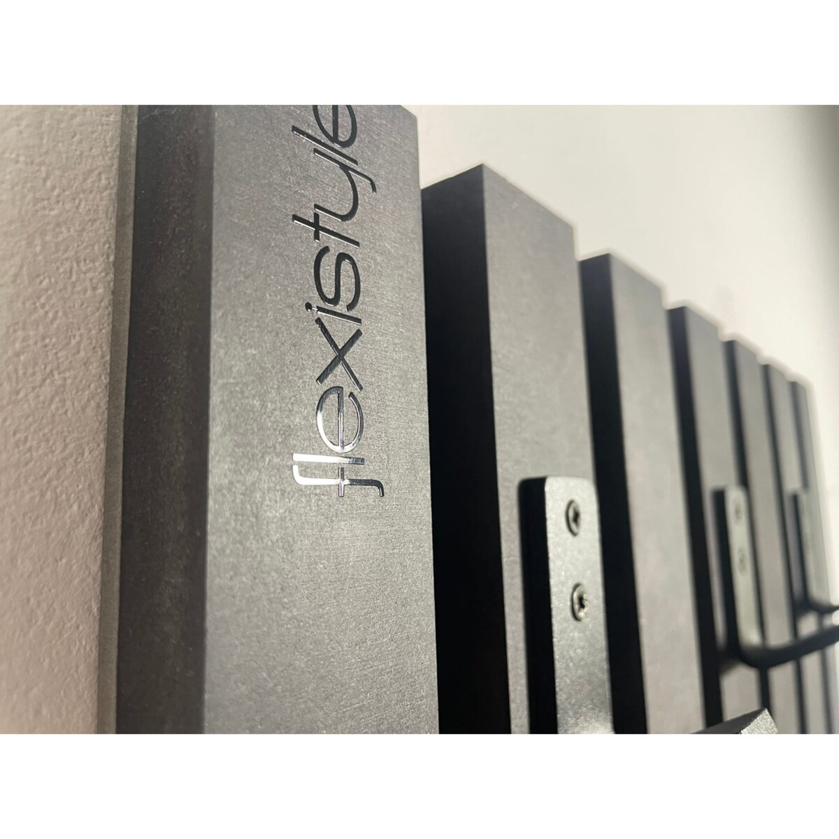 Wieszak ścienny na ubrania Lamele 40cm czarny