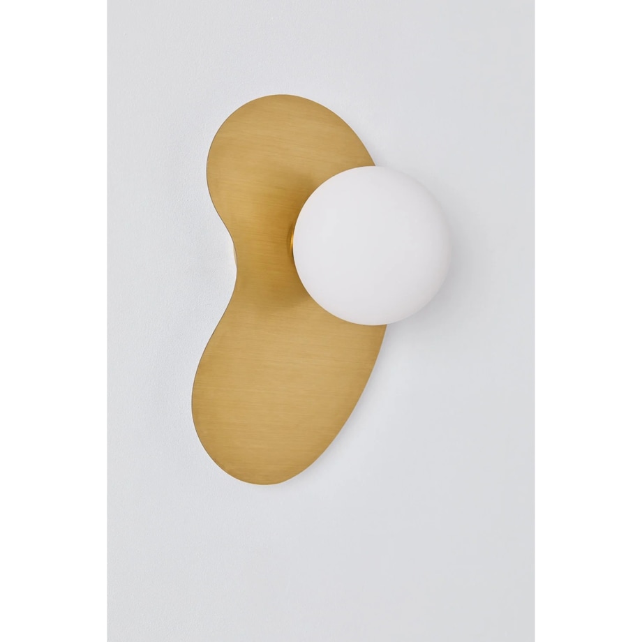 Kinkiet złoty ze stali nierdzewnej z mleczną kulą, Travis