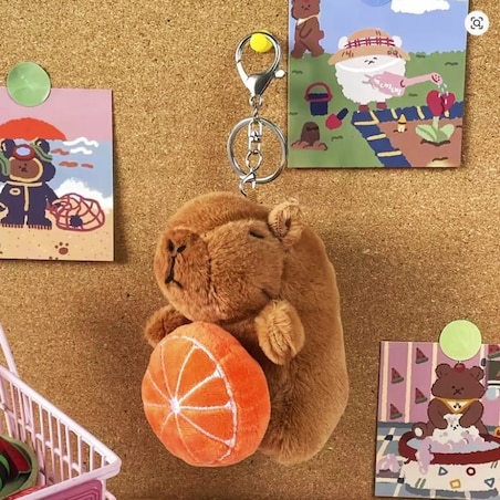 Brelok do kluczy pluszowa, puchata Kapibara naciągane owoce 1szt. LOSOWY MODEL BRL395