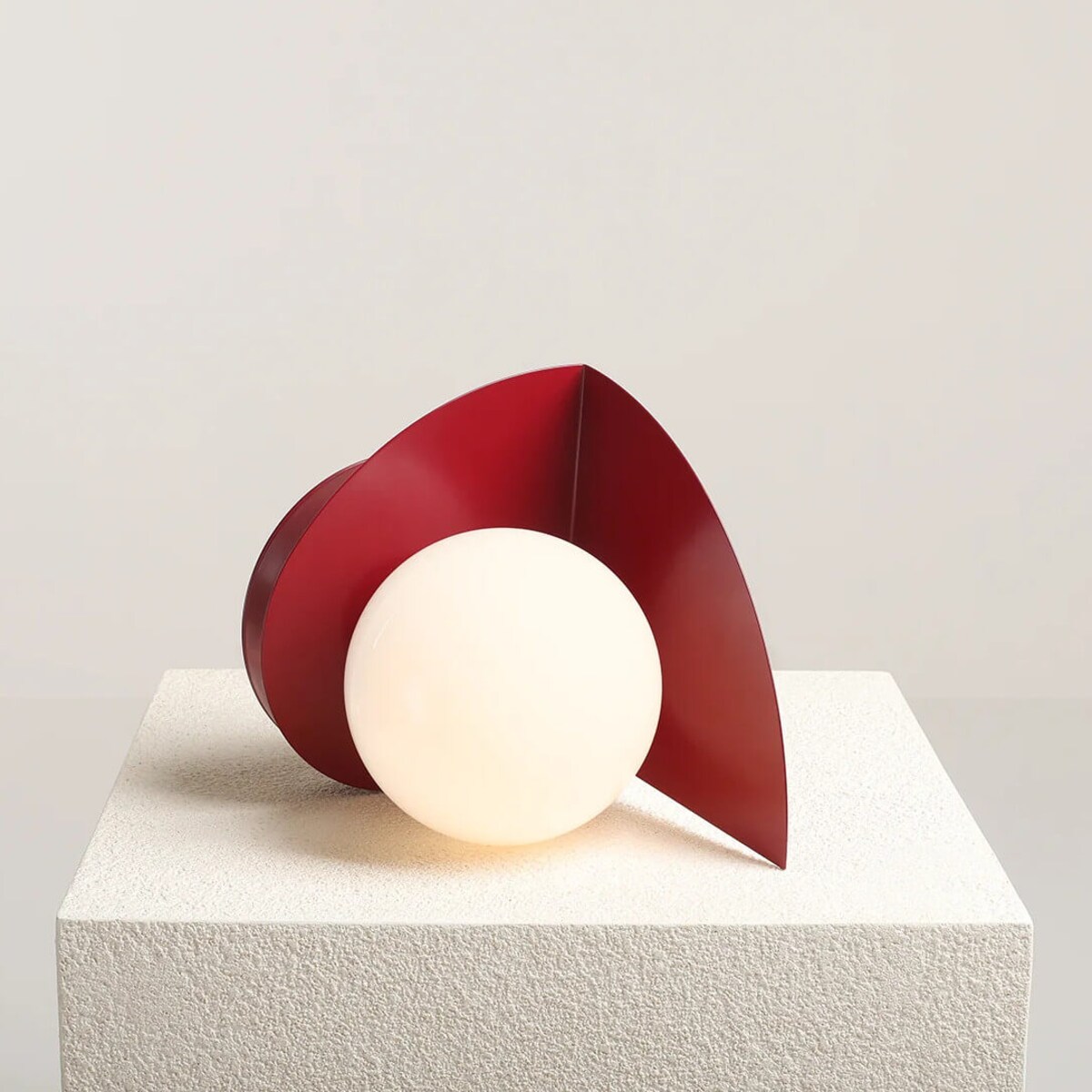 Metalowa nocna lampka Una 1125B15 Aldex na szafkę szklana kula czerwona