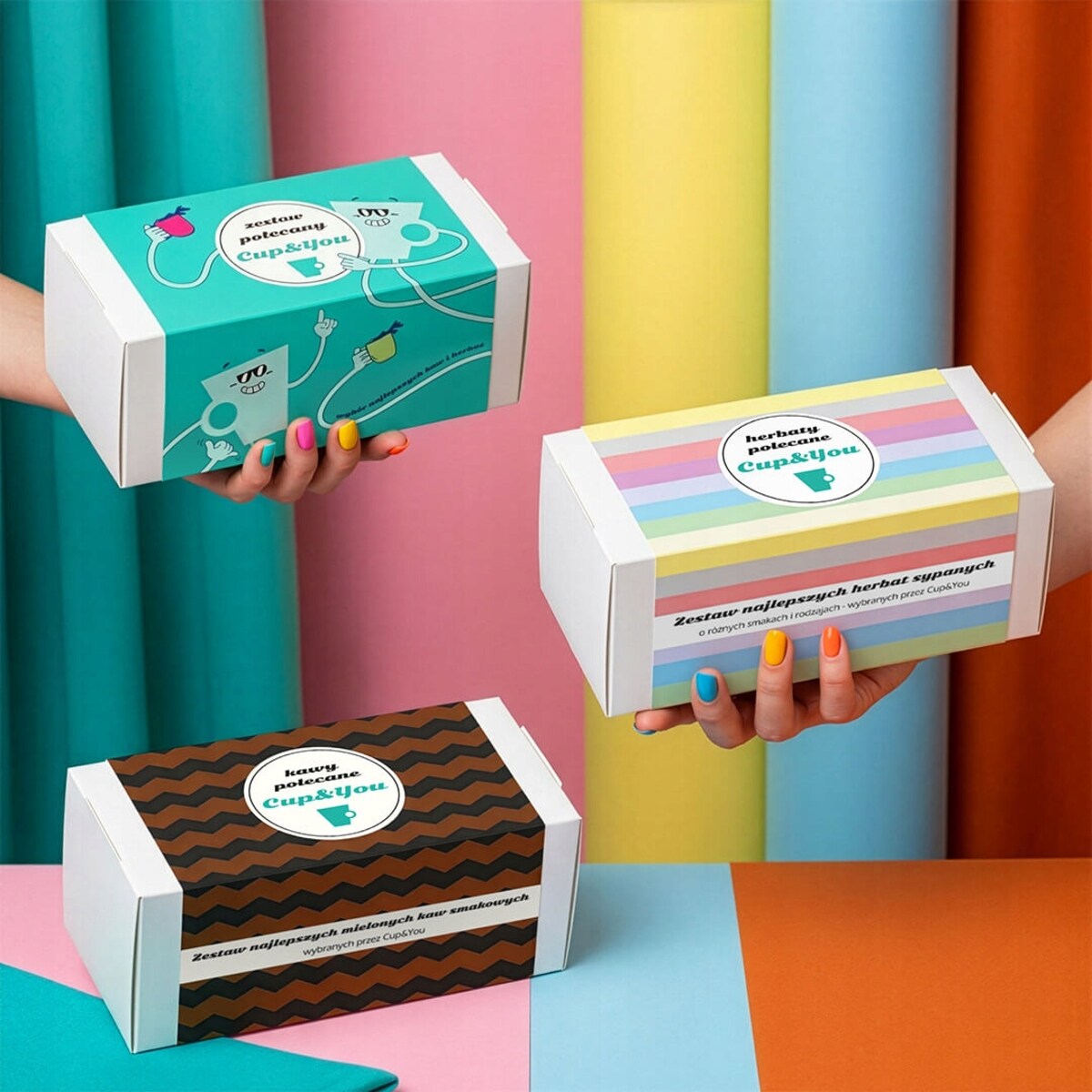 ZESTAW KAW MIELONYCH I HERBAT SYPANYCH "POLECANE CUP&YOU" - MIX 20 RÓŻNYCH SMAKÓW W SASZETKACH NA PREZENT UPOMINEK DLA KOBIETY FACETA MĘŻCZYZNY NIEJ NIEGO