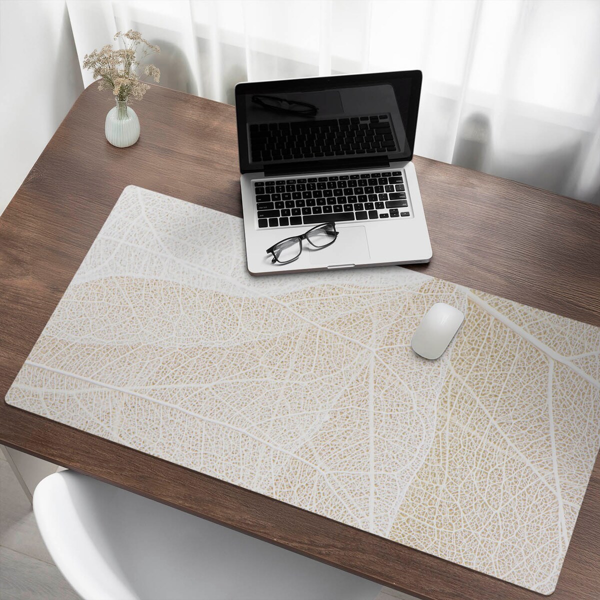 Beżowa mata na biurko Liść w delikatnym wzorze, 120x60 cm