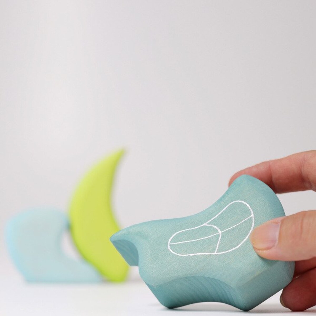 Kształt Domek Krasnoludków - drewniane klocki Grimm's niebieskie 1+