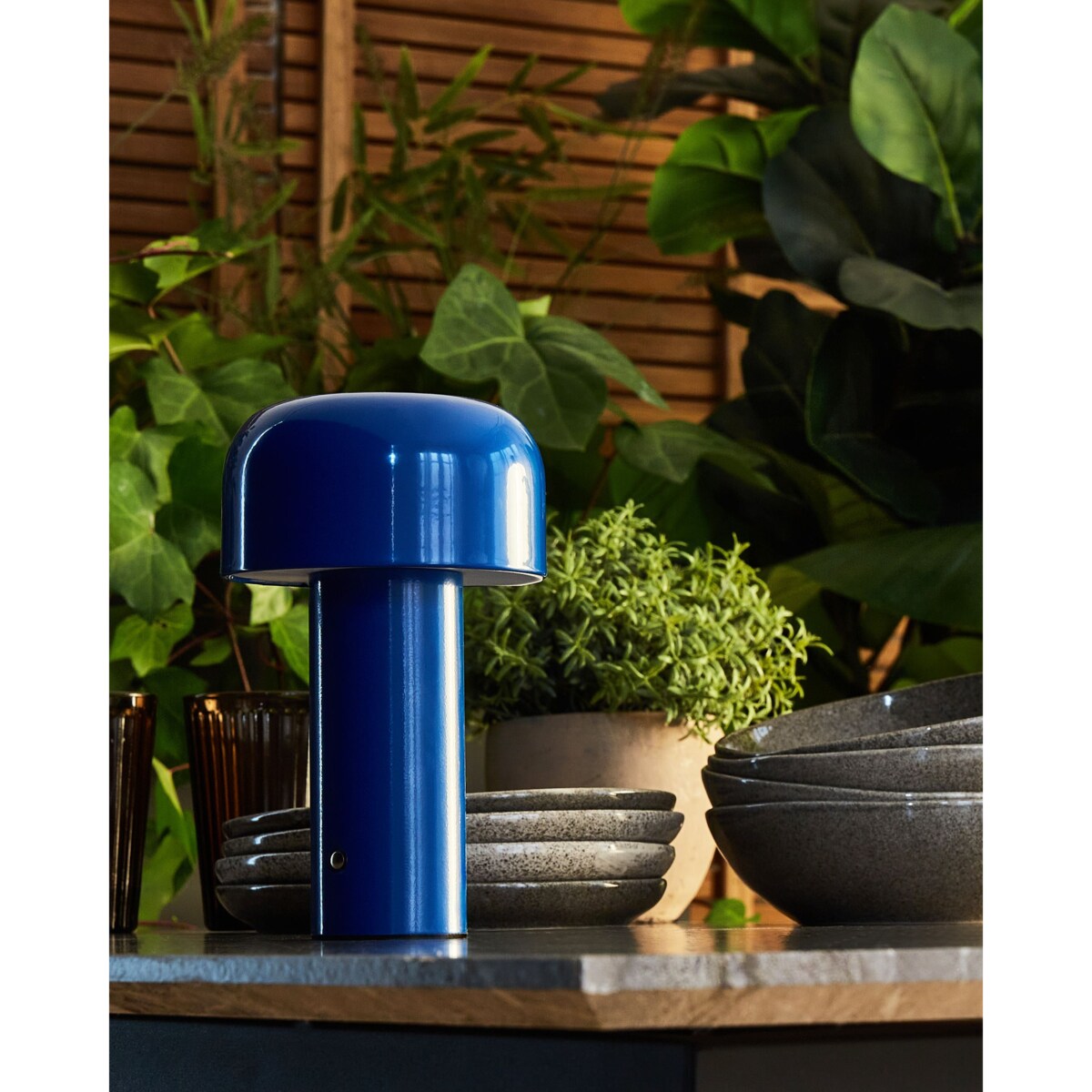 Bezprzewodowa lampa stołowa metalowa niebieska BESOS