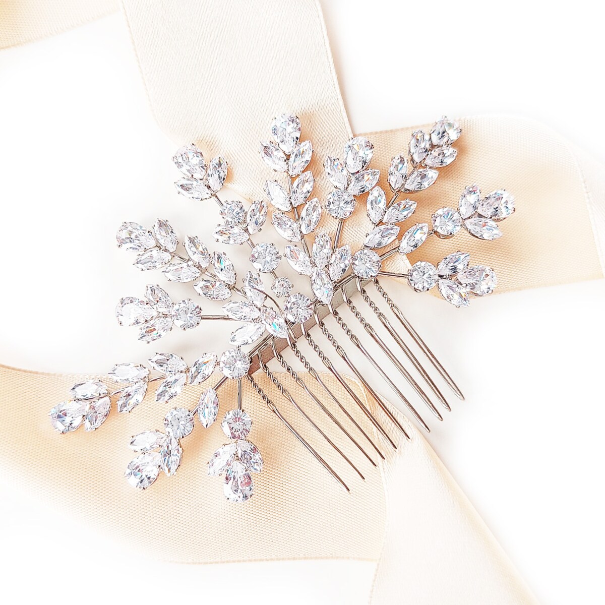 Srebrny ozdobny grzebyk z błyszczącymi gałązkami