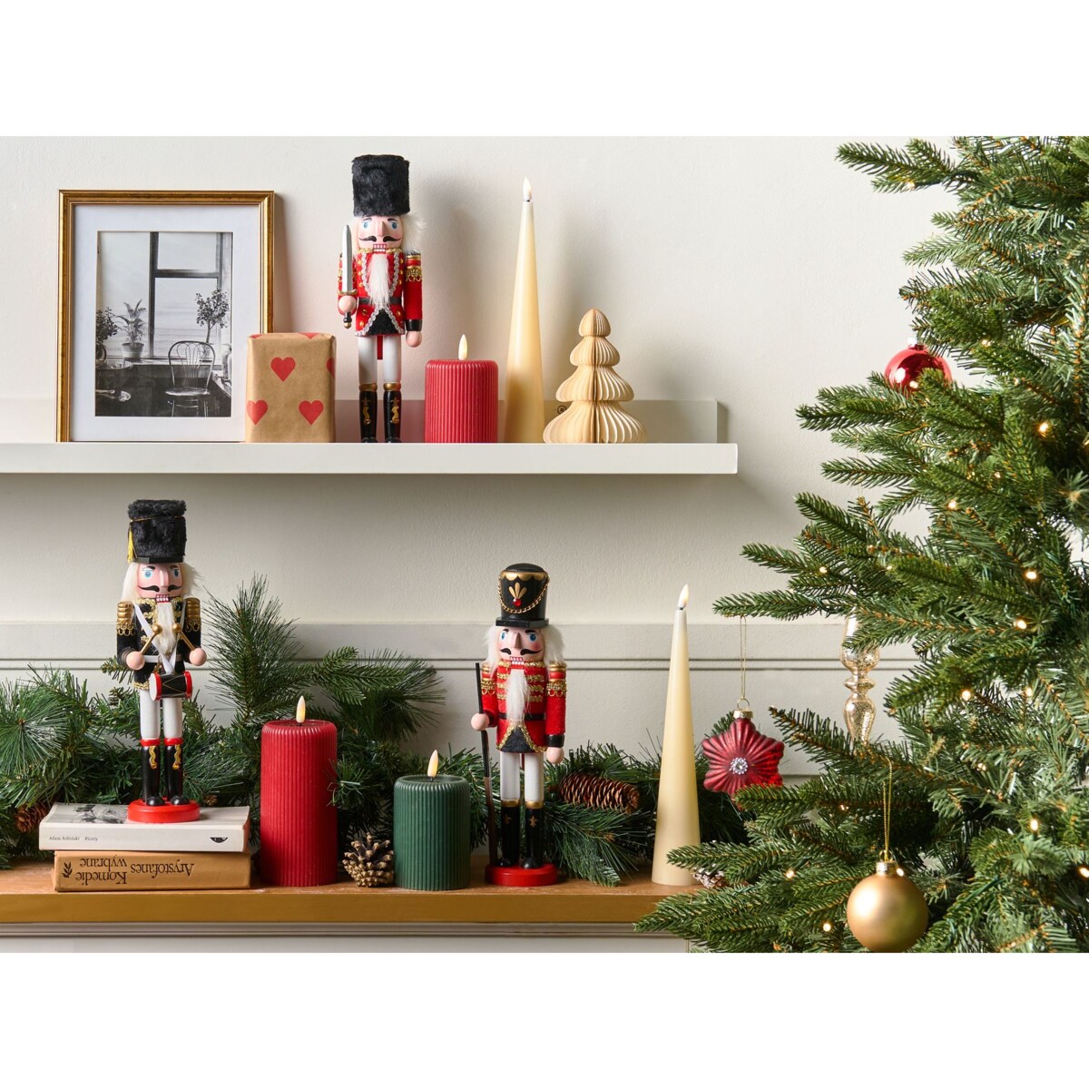 Figurka dekoracyjna LAGAN Dziadek do orzechów 30 cm Czerwony