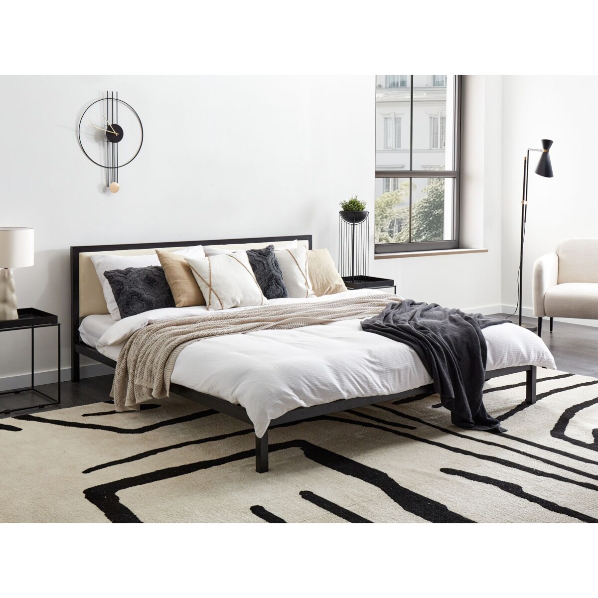 Łóżko metalowe 180 x 200 cm czarne z jasnobeżowym CLAMART