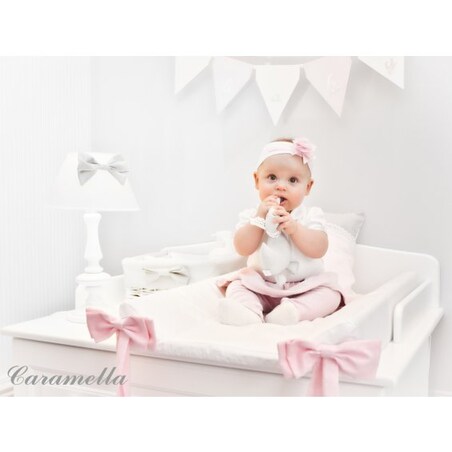 Przewijak z pudrowymi kokardami