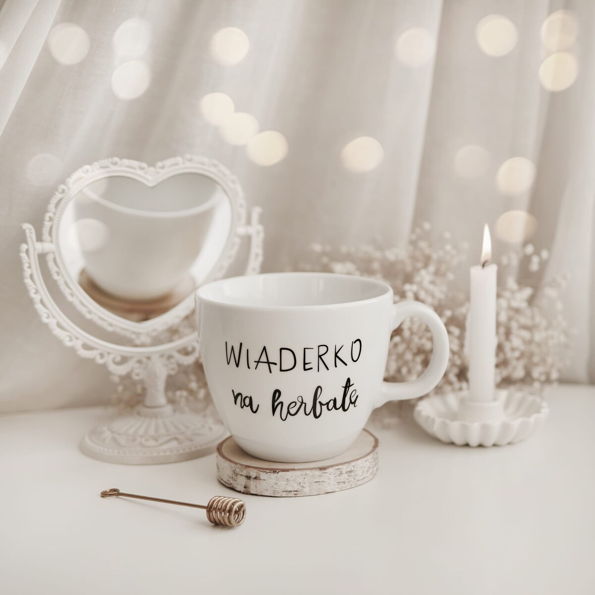 Biały Kubek Porcelanowy 1 litra - Motyw Wiaderka na Herbatę dla Miłośników Herbaty na Dzień Herbaty