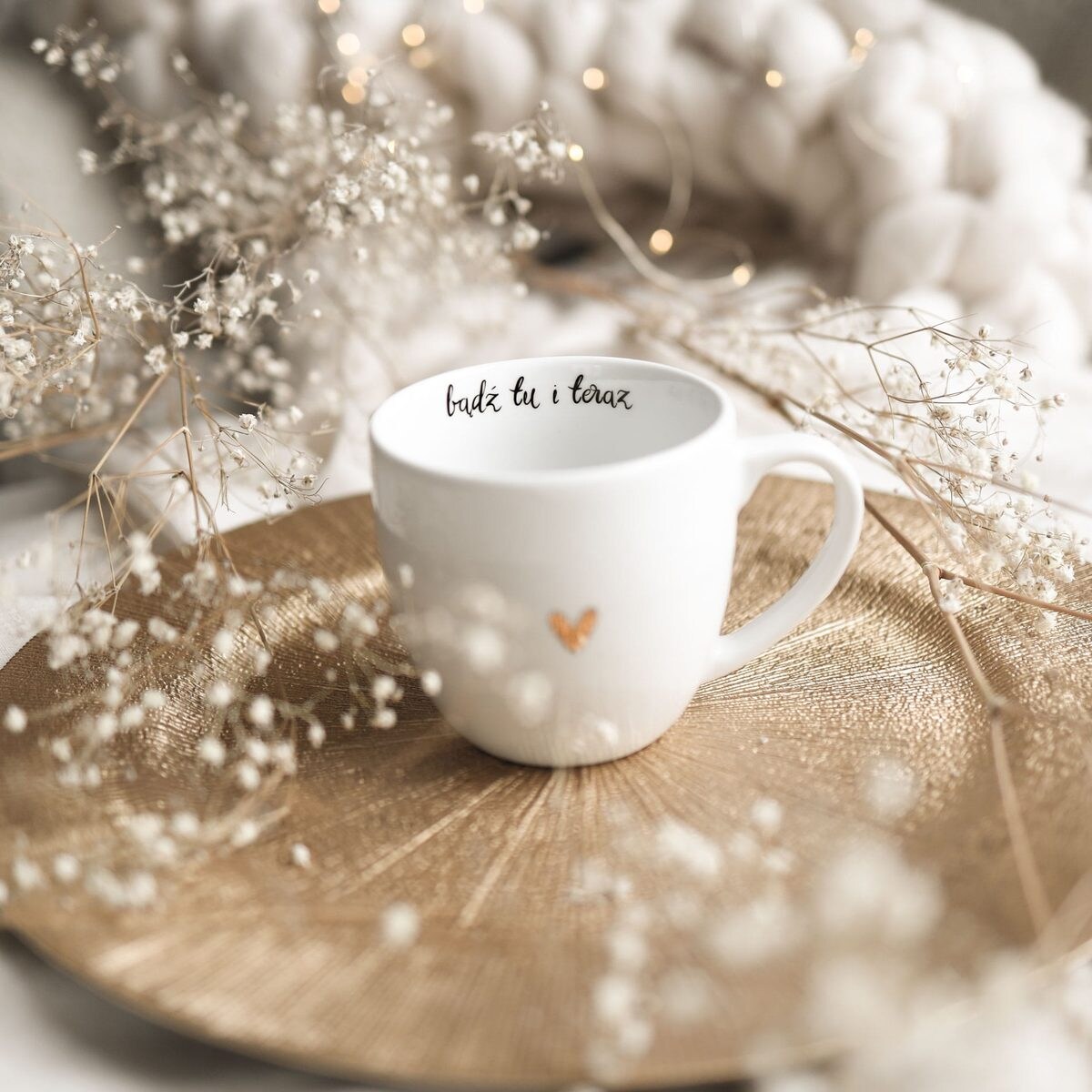 Biały kubek porcelanowy 300 ml - napis bądź tu i teraz ze złotym sercem dla miłośników uważności na urodziny